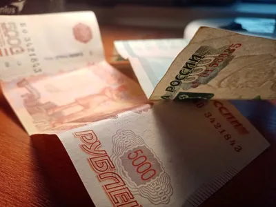Пачки денег Русские рубли на деревянной предпосылке Стоковое Фото -  изображение насчитывающей приобретение, дело: 92086718