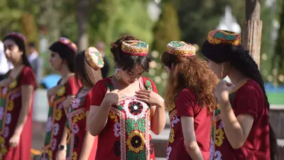 Эксперт НИАТ «Ховар»: Таджикистан — светское государство, но искажать  традиции ношения национальной одежды нельзя | НИАТ \"Ховар\"