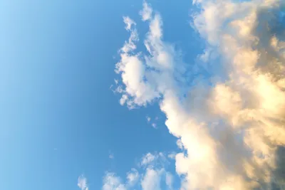 красивое голубое небо облака фон, естественная текстура, солнечный день  Стоковое Фото - изображение насчитывающей цвет, облако: 161565802