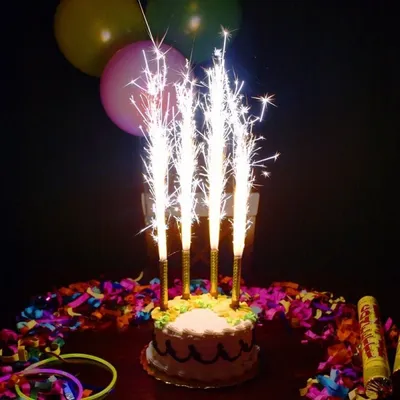 торт со свечами сверху, торт на празднование дня рождения, Hd фотография  фото, еда фон картинки и Фото для бесплатной загрузки