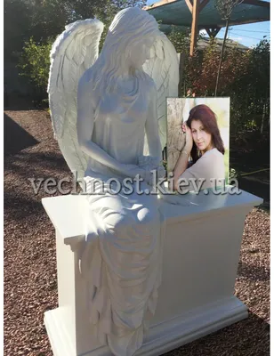 Памятник ангел, сидящий на тумбе - изготовление памятников от студии  Вечность
