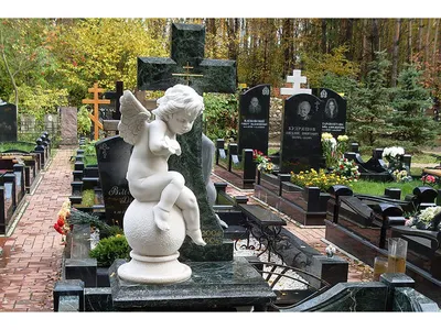 Гранитный памятник в виде ангела с цветами и крестом в Таганроге. - |  РостГранит
