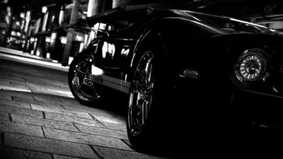 Черно-белое фото Chevrolet в городе - обои на телефон