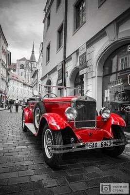 Фотообои \"Красный ретро автомобиль на фоне черно-белой Праги\" - Арт. 070240  | Купить в интернет-магазине Уютная стена