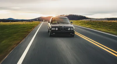 BMW M5 E34 белого цвета едет по …» — создано в Шедевруме