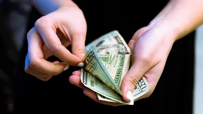 Руки человека считают наличные деньги, совершая автономный платеж | Премиум  Фото