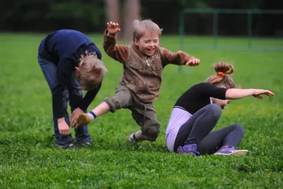 Ребенок на детской площадке. Дети играют на открытом воздухе Стоковое Фото  - изображение насчитывающей детство, напольно: 173566806