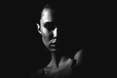 Картина \"Силуэт оголенной девушки на черном фоне \" | Интернет-магазин  картин \"АртФактор\"