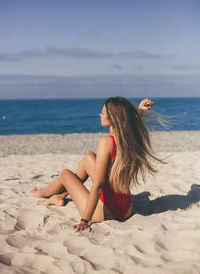 Девушка с длинными волосами, представляющий на фоне моря в солнечный летний  день Стоковое Изображение - изображение насчитывающей взгляд, способ:  195212943
