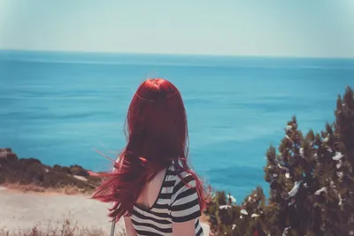 Девушка с красными волосами со спины на фоне моря. #девушка #лето #пейзаж  #фото #фотограф #фотографмосква #beauty #redh… | Фотограф, Фотографии,  Поляроид фотографий