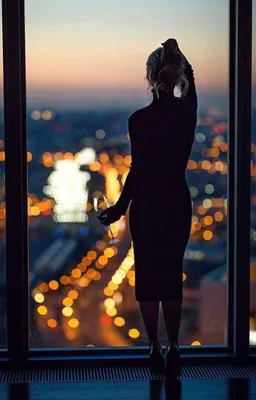 девушка со спины на фоне окна вечер: 8 тыс изображений найдено в  Яндекс.Картинках | Фотографирование при освещении, Мрачные фотографии,  Вдохновляющие картинки