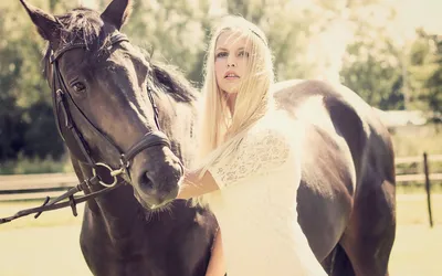 Девушка на коне» — создано в Шедевруме