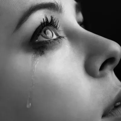 Девушка плачет со слезами на щеке Стоковое Изображение - изображение  насчитывающей завальцовка, взволнованность: 276693971