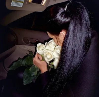 Девушка с букетом белых роз - 69 фото