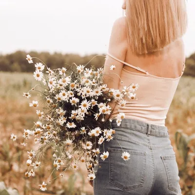 Девушка с букетом цветов со спины - красивые фото