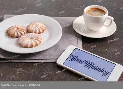 Чашка кофе, печенье и мобильный телефон с знаком доброе утро на кухонном  столе :: Стоковая фотография :: Pixel-Shot Studio