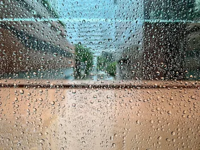 Дождь на стекле стоковое изображение. изображение насчитывающей стекло -  161299943