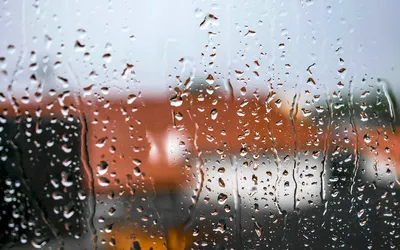 Летний пейзаж капли дождя на стекле подоконника вечером капли дождя  скользят по стеклу в помещении фотокартина Фон И картинка для бесплатной  загрузки - Pngtree