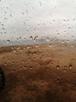 Полнокадровый снимок капель дождя на стекле · Бесплатные стоковые фото