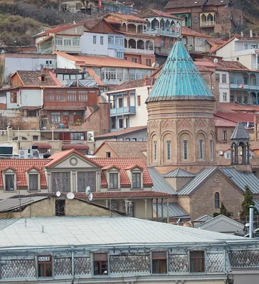 ТБИЛИСИ, ГРУЗИЯ - DEC.11, 2017: Городской Вид Тбилиси С Холма Фотография,  картинки, изображения и сток-фотография без роялти. Image 93182785