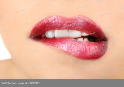 Признак различных заболеваний: белые губы