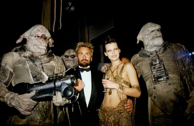 Люк Бессон и Милла Йовович на премьере фильма «Пятый элемент» в Каннах,  1997 год | Пикабу
