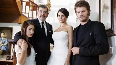 Звезда турецкого сериала «Запретная любовь» стала мамой во второй раз
