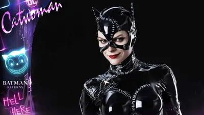 Сексапильная женщина-кошка в исполнении Мишель Пфайффер из фильма \"Бэтмен  возвращается\" представлена в виде скульптуры