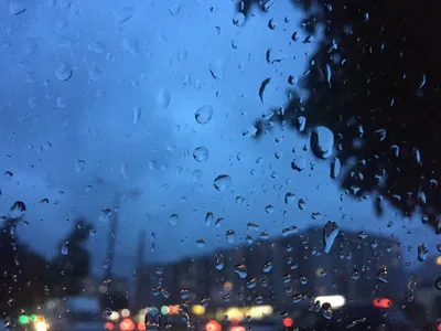 Картинки капли дождя на стекле фотографии
