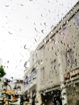 Капли дождя на лобовом стекле автомобиля · Бесплатные стоковые фото