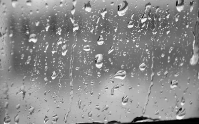 Капли дождя на стекле во время дождя большие капли | Премиум Фото
