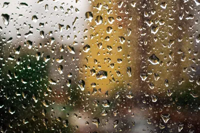 капли дождя на стекле. стоковое изображение. изображение насчитывающей окно  - 216717755