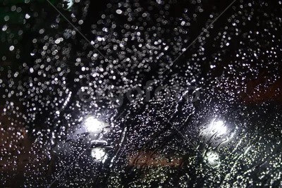 Капли дождя на стекле | Премиум Фото
