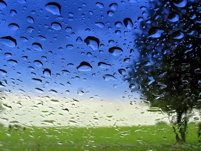 капли дождя на стекле в дождливый день Стоковое Фото - изображение  насчитывающей дом, поверхность: 220982544