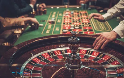 Карты, крупье держит в руках за столом для игры в покер в казино Стоковое  Изображение - изображение насчитывающей картежник, играть: 168437035