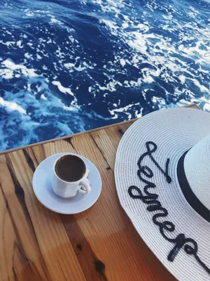 утренний кофе на солнечных лучах рассвета на берегу моря Стоковое  Изображение - изображение насчитывающей плоско, торт: 215708235