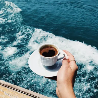 Утро… Кофе … Море…. мммм …. Но! такому виду позавидует даже « Айвазовский»  😅 @aivazovsky_rest Вы давно спрашивали про розыгрыш ???? Ну… | Instagram