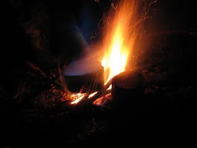 Швырок костра горящий в огне от лагеря ночи в пламени леса от костра делая  теплым в зиме Стоковое Изображение - изображение насчитывающей энергия,  горяче: 75344561