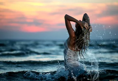 2 Красивых девушек, пляж отдыха на море Стоковое Изображение - изображение  насчитывающей здорово, наслаждение: 187155271