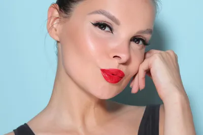 Сияющая кожа + красные губы: повторяем классический макияж Сидни Суини с  Недели высокой моды в Париже | theGirl
