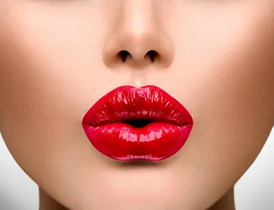 Сексуальные губы. Красные губы. Красивый макияж. Чувственный рот. помада и  блеск для губ стоковое фото ©looking_2_the_sky 81389908