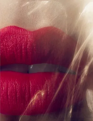 Купить картину-постер \"Красные губы девушки в прозрачной повязке хранят  секрет\" с доставкой недорого | Интернет-магазин \"АртПостер\"