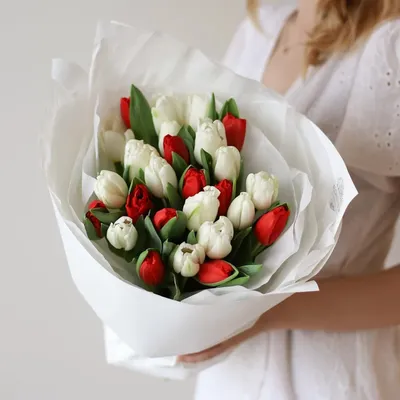 Tulipa. Valentine - красные тюльпаны в упаковке с сердечками. по цене 5900  ₽ - купить в RoseMarkt с доставкой по Санкт-Петербургу