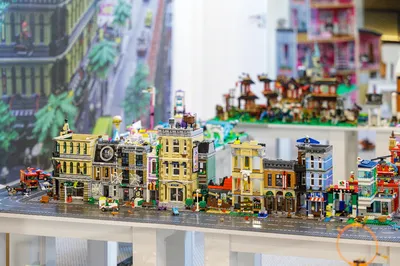 Детская Афиша Ижевск - Детский игровой клуб \"Лего-город\" (3+) В Ижевске  открылся Лего-город. Это настоящий городок, построенный из Лего, с  поездами, машинами, самолетами. Здесь вас ждут незабываемые занятия и игры  с любимым