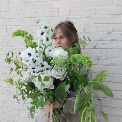 Купить корзину цветов «Летний сад» с эустомой, георгинами, гвоздиками с  доставкой по Екатеринбургу - интернет-магазин «Funburg.ru»