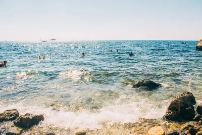 Красивый летний вид на море на острове кипр. женщина стоит возле своей  машины и смотрит на море. концепция путешествия. баннер. | Премиум Фото