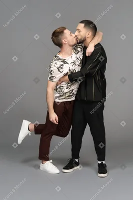 Фото Двое молодых людей нежно обнимаются и целуются
