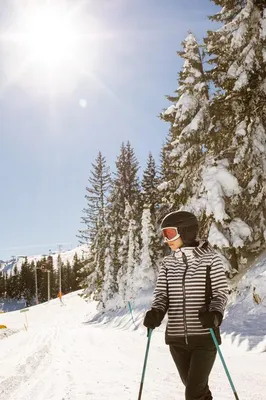 заснеженная дорога со следами на ней, картинка беговые лыжи, лыжи, зима фон  картинки и Фото для бесплатной загрузки