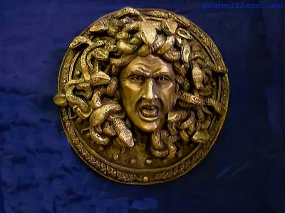 Голова Медузы Горгоны на ручном зеркале V века до н.э. | Bestiary.us