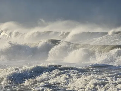 Штормовое море. Шторм, волны разбиваются о скалы. Stock-Foto | Adobe Stock